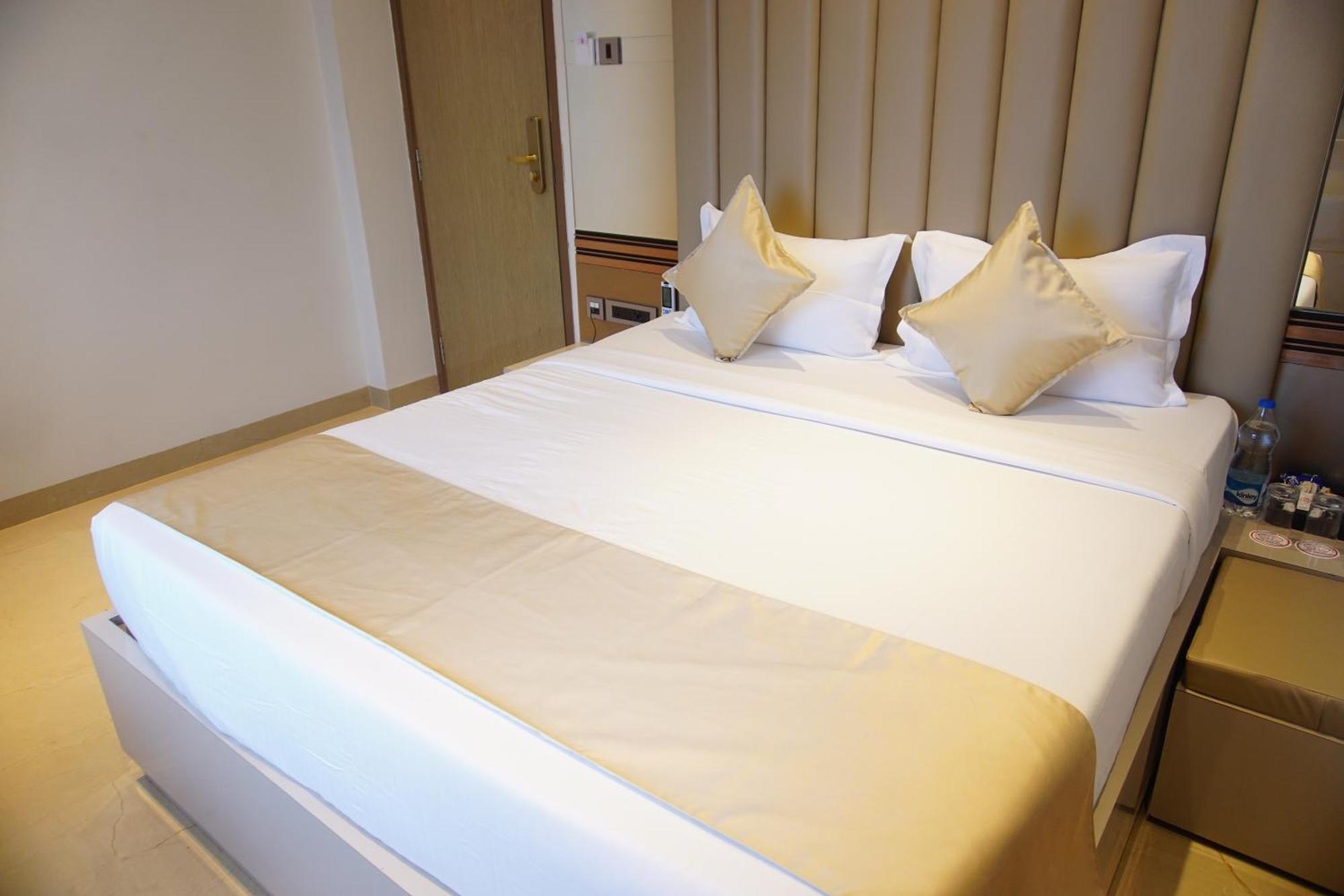 Red Orchid Hotell Kānpur Eksteriør bilde